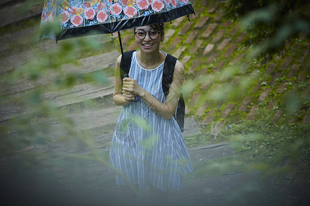 撑伞出门的孤独女性图片