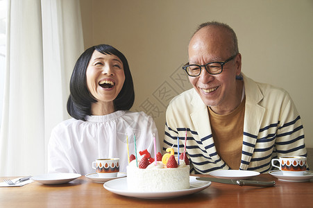 中老年夫妇居家庆祝结婚纪念日图片