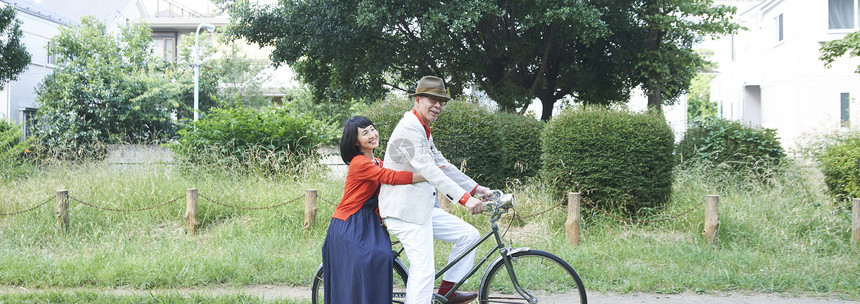 双人时兴的敲击骑自行车的老年夫妇 图片
