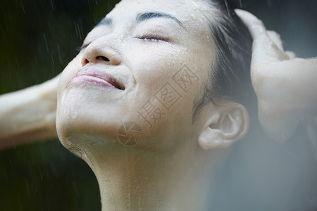 人物雨天落下女人被雨击中图片