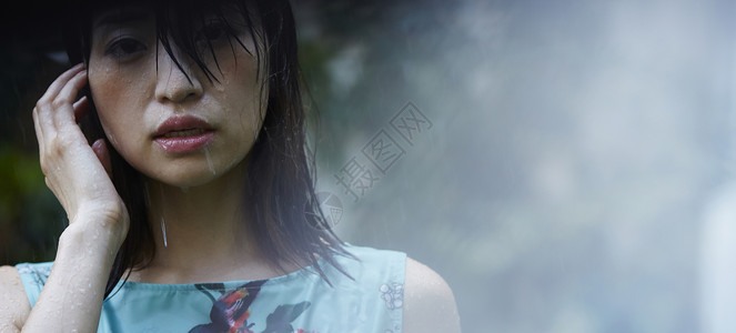 忧郁青年女性在雨中被淋图片
