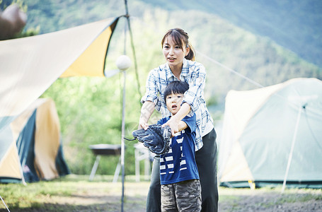 父母和小孩旅行野营地家庭玩抓球图片