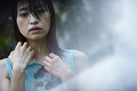 大头照滴流看见女人被雨击中背景图片