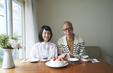 中老年夫妇蛋糕庆祝周年图片