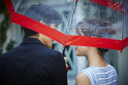 走在雨中打伞的情侣背影图片