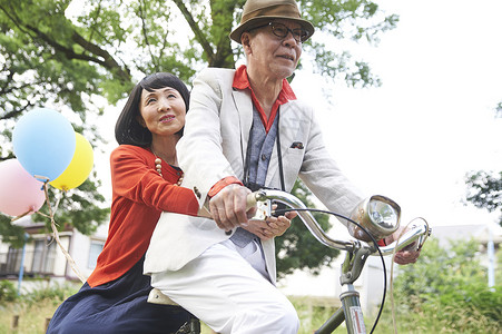 公园里骑自行车的中老年夫妇图片