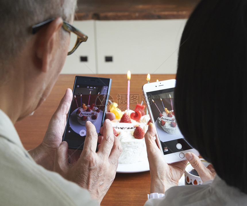 老年夫妻手机拍摄蛋糕图片