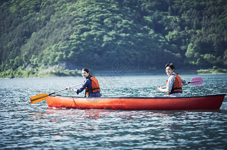 女生旅途海湾划独木舟图片