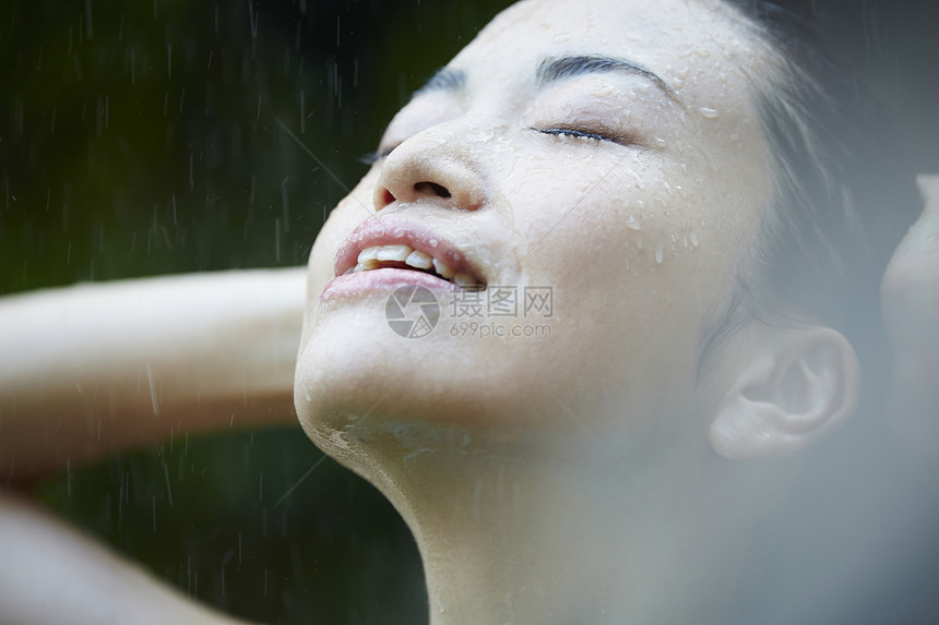 女子享受被雨水打湿的感觉图片