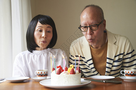 老年夫妇庆祝周年纪念日图片