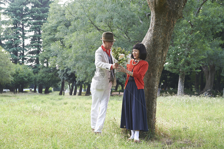 老年男子帅送花给妻子图片