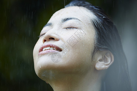 脸部落下1人女人被雨击中图片