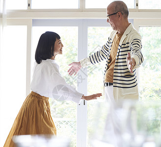 在客厅里起舞的夫妻二人图片