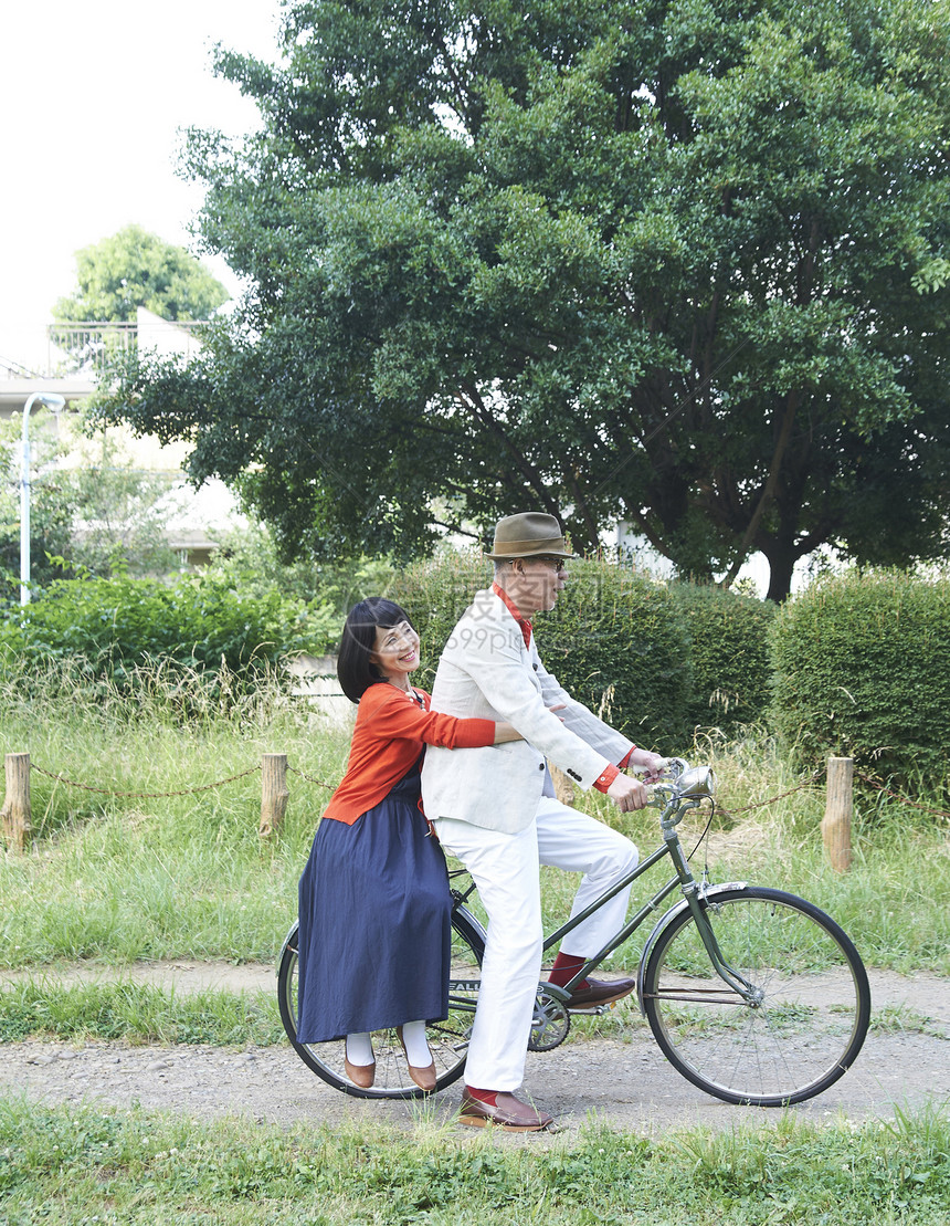 在户外的夫妻二人图片