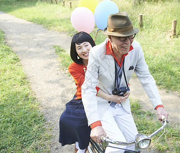 骑自行车的老年夫妇图片