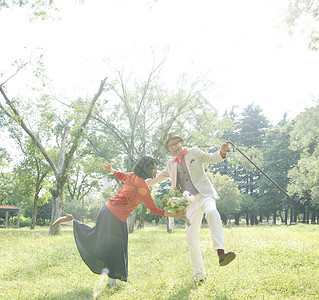 公园里跳舞开心的夫妇图片