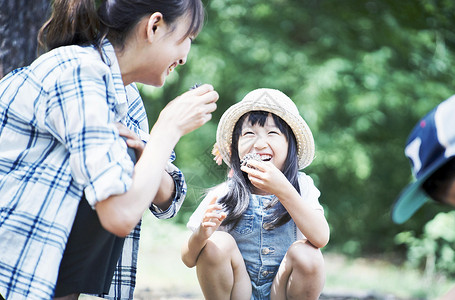 享受露营开心的母女图片