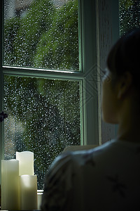 下雨天在室内的孤独女性图片
