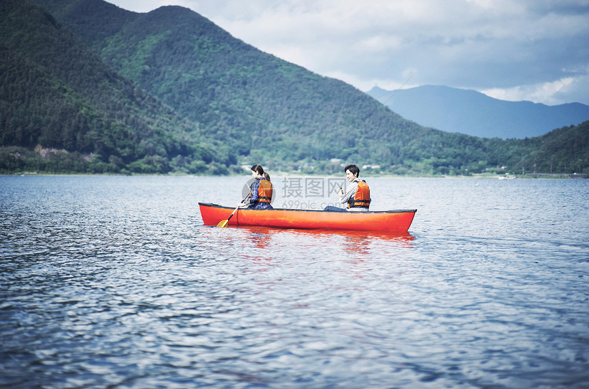 湖泊上划船的夫妇图片