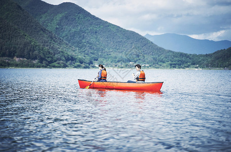 湖泊上划船的夫妇图片