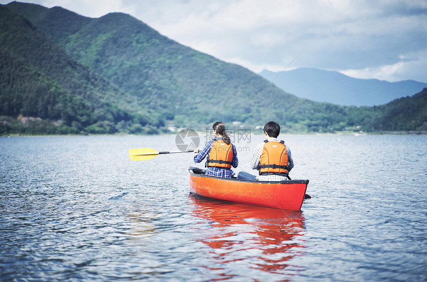 湖上划独木舟的夫妇背影图片
