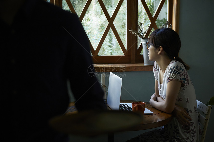 咖啡馆看向窗外的女青年图片