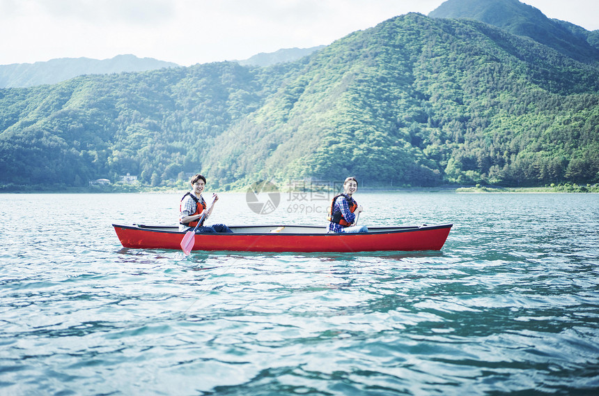 假日户外划船玩耍的夫妇图片
