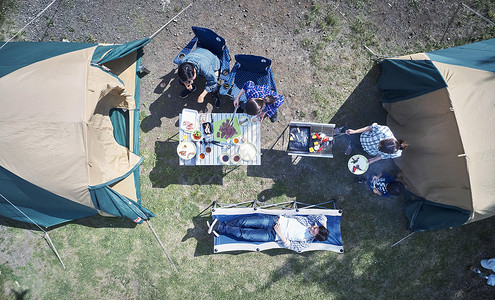假日野营地享受露营的家庭图片