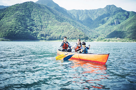 皮丘拉湖户外划独木舟开心的一家人背景