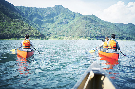 湖泊上划船观光的游客背影图片