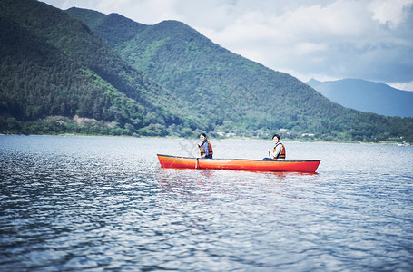 湖泊上穿着救生衣划船观光的夫妇图片