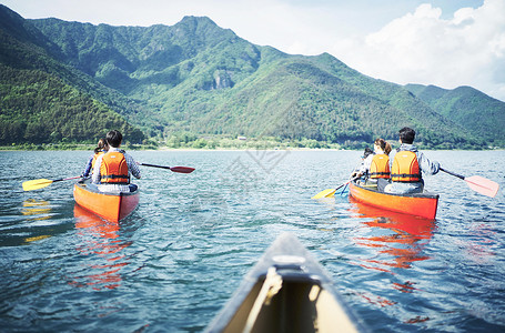 皮丘拉湖湖泊里划着独木舟的家庭背景