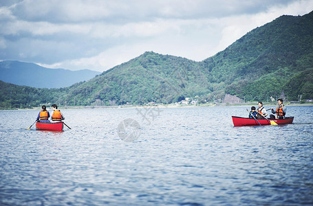 湖泊里划着独木舟的游客图片