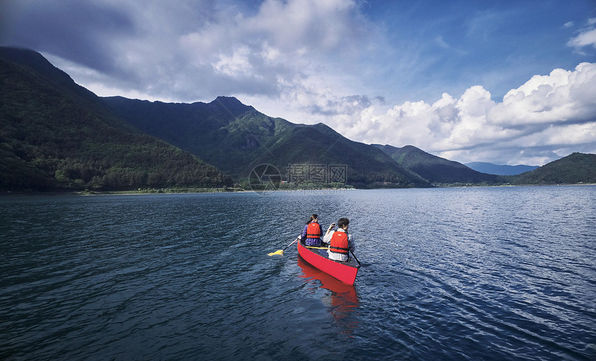 湖上划着独木舟的夫妇图片