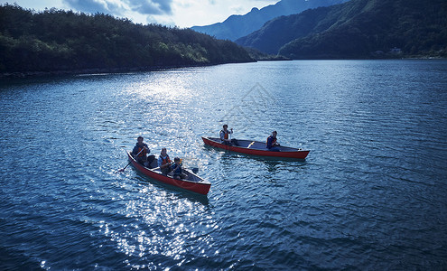 湖泊上划着独木舟的家庭图片