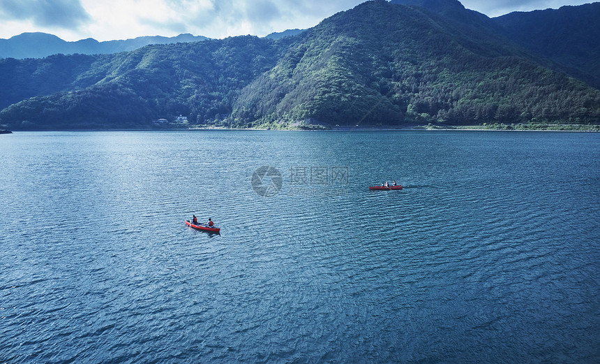 湖泊上划独木舟的家庭图片