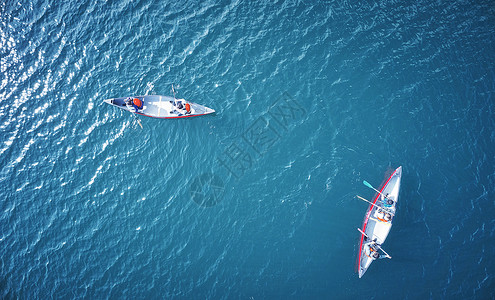 俯拍湖泊上划船玩耍的游客们图片
