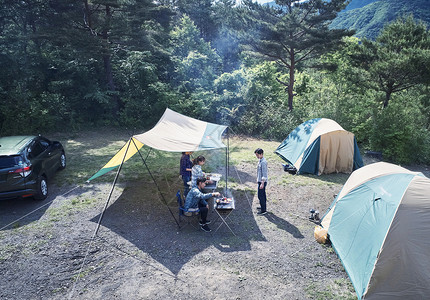 假期户外享受露营的家族图片