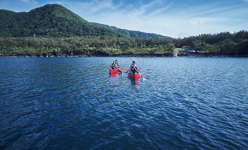 湖泊上划船的游客们图片