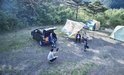 户外放松享受露营的家庭图片