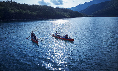 湖泊上划独木舟观光的游客图片