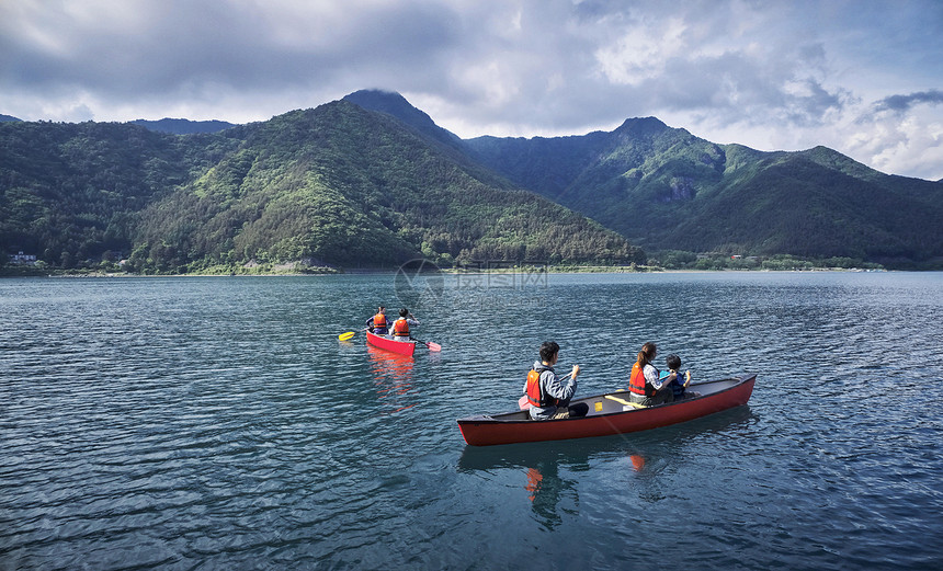 户外湖泊划船观光的游客图片