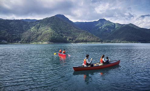 户外湖泊划船观光的游客图片