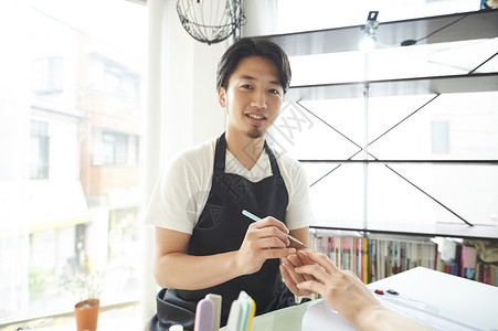 年轻的男性指甲护理师形象图片