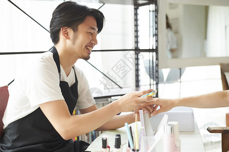 男性美甲师为顾客制作美甲图片