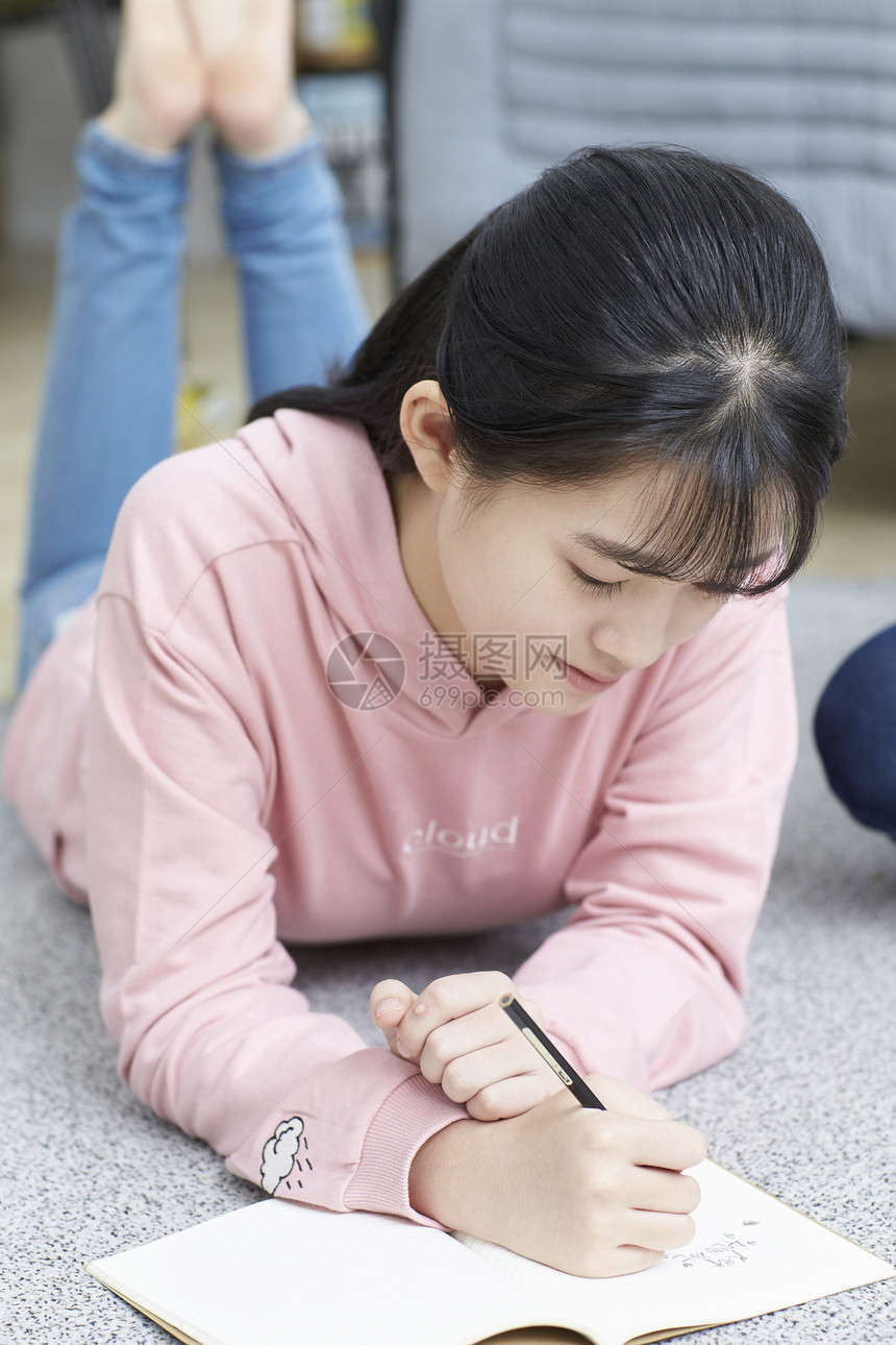 青少年女同学闺蜜一起做假期作业和玩耍图片