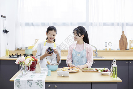 青少年女同学闺蜜一起厨房做菜图片