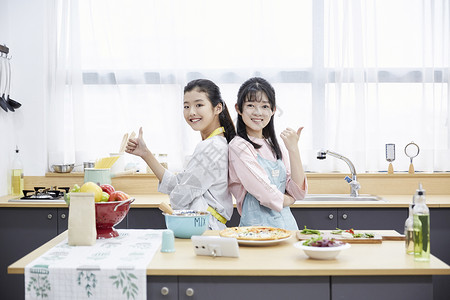 青少年女同学闺蜜一起厨房做菜图片