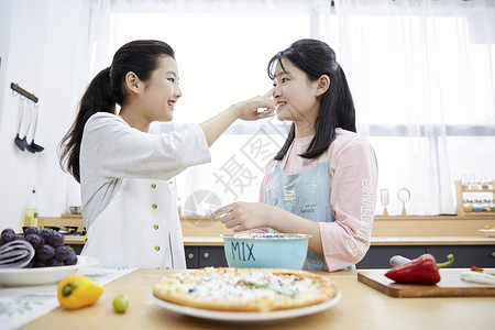 青少年女同学闺蜜一起厨房做菜图片