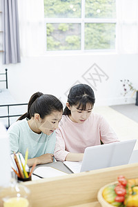 在内强烈的感情学习女孩朋友青少年一起学习的女青年小姐妹图片